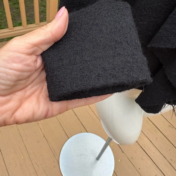 Chic Black Ruffled Jacket with Faux Fur Trim - Picture 5 of 8